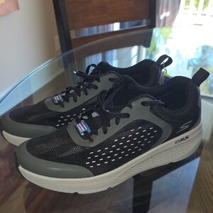 BRAND NEW MEN'S SKECHERS GO RUN ELEVATE GOGO MAT SHOES SIZE 10